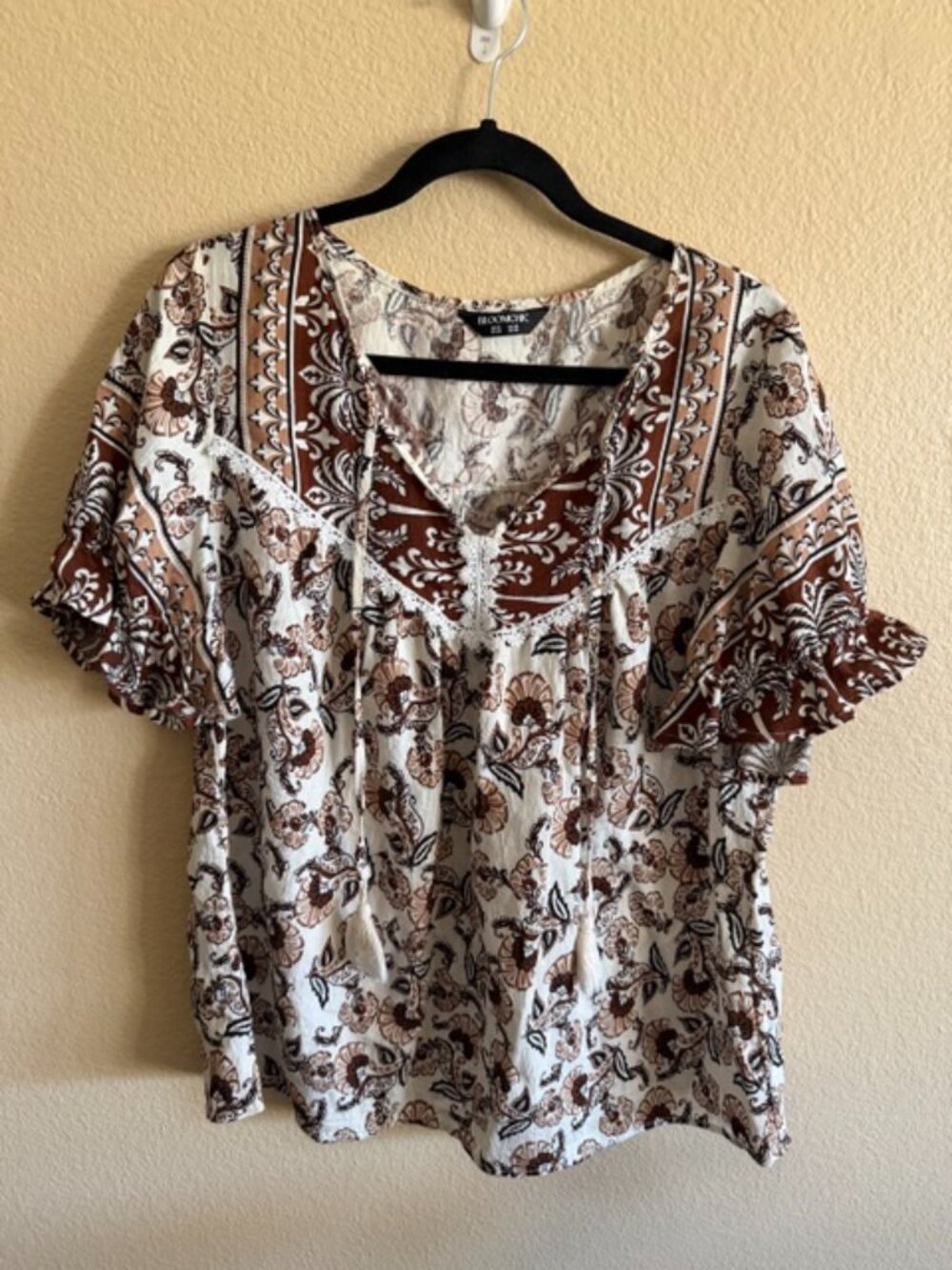 Bloom Chic short sleeve top with front tie Size 12